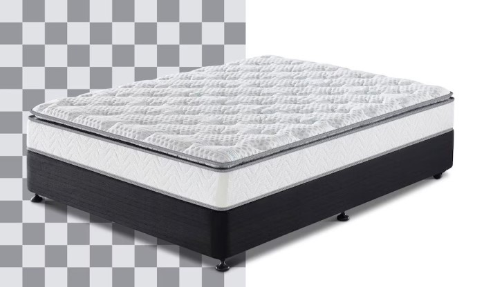 Imagem de computação gráfica mostrando uma cama box de casal, com base marrom e um colchão branco com pillow top em cima, sem roupa de cama. O fundo é metade branco, e metade xadrez cinza e branco.